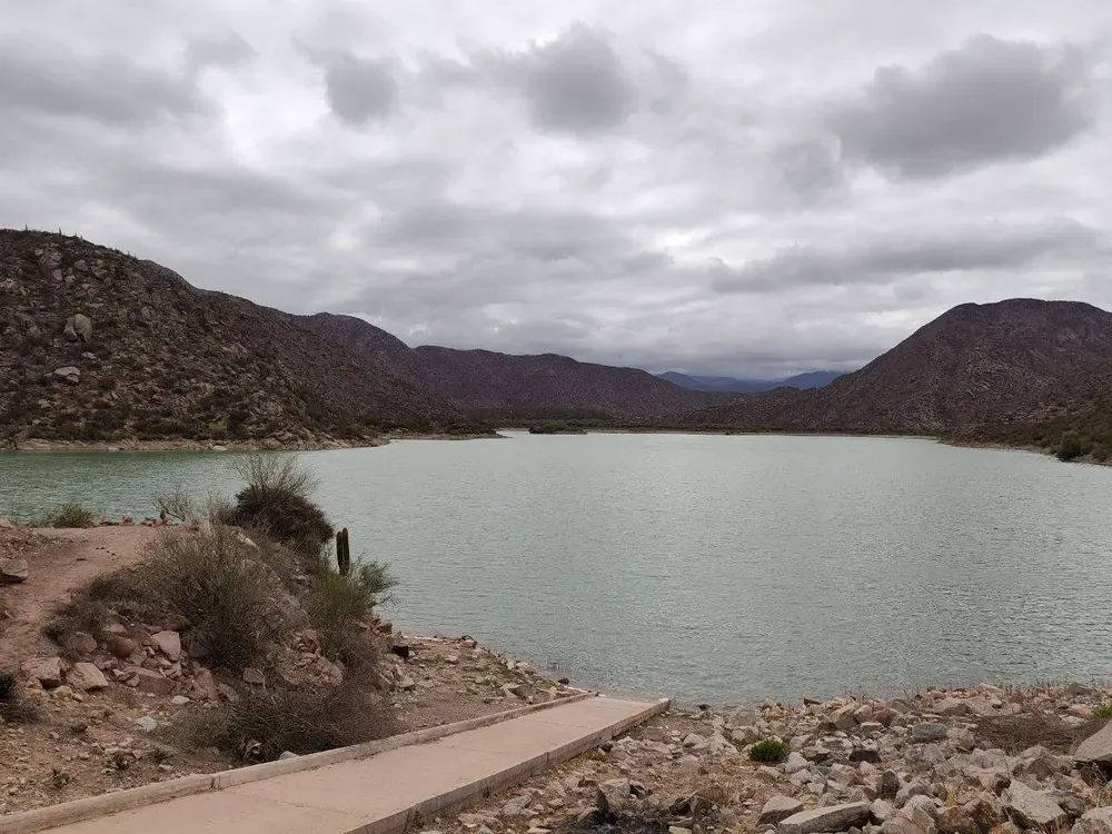 Camino de cemento que baja hasta el agua del embalse del dique de Chañarmuyo