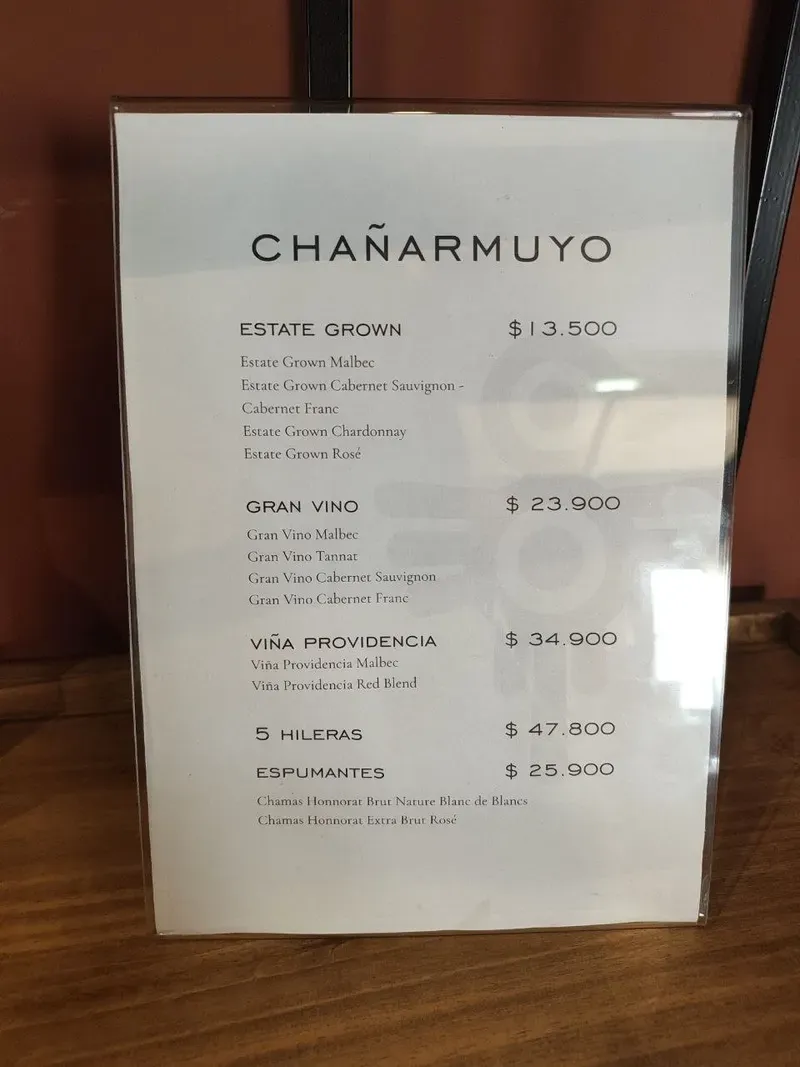 Cartel con la lista de precios de los vinos de la bodega Chañarmuyo en octubre de 2026