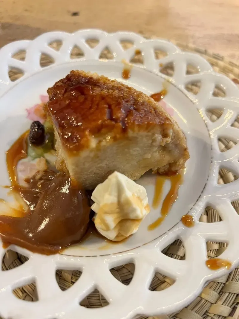 Postre de bizcocho caramelizado con dulce de leche y nata montada
