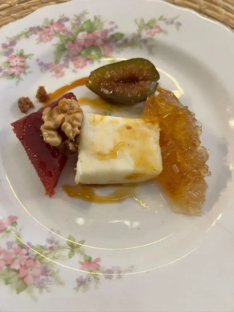 Plato de postre con queso, dulce de membrillo, nuez, higo y panal de miel
