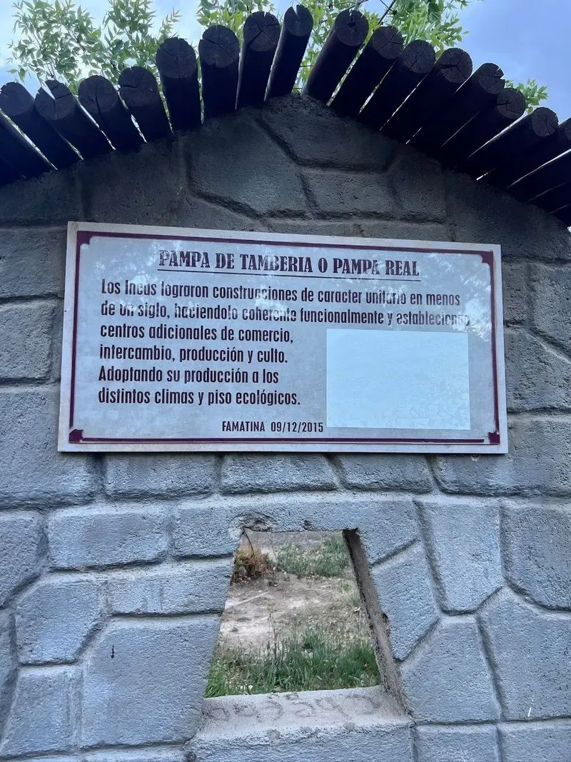 Cartel sobre la Pampa de Tambería o Pampa Real en Famatina, con un texto sobre los incas y un muro de piedra