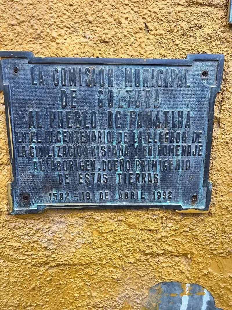 Placa de bronce de la Comisión Municipal de Cultura al pueblo de Famatina, 1592 a 19 de abril de 1992, en homenaje al aborigen