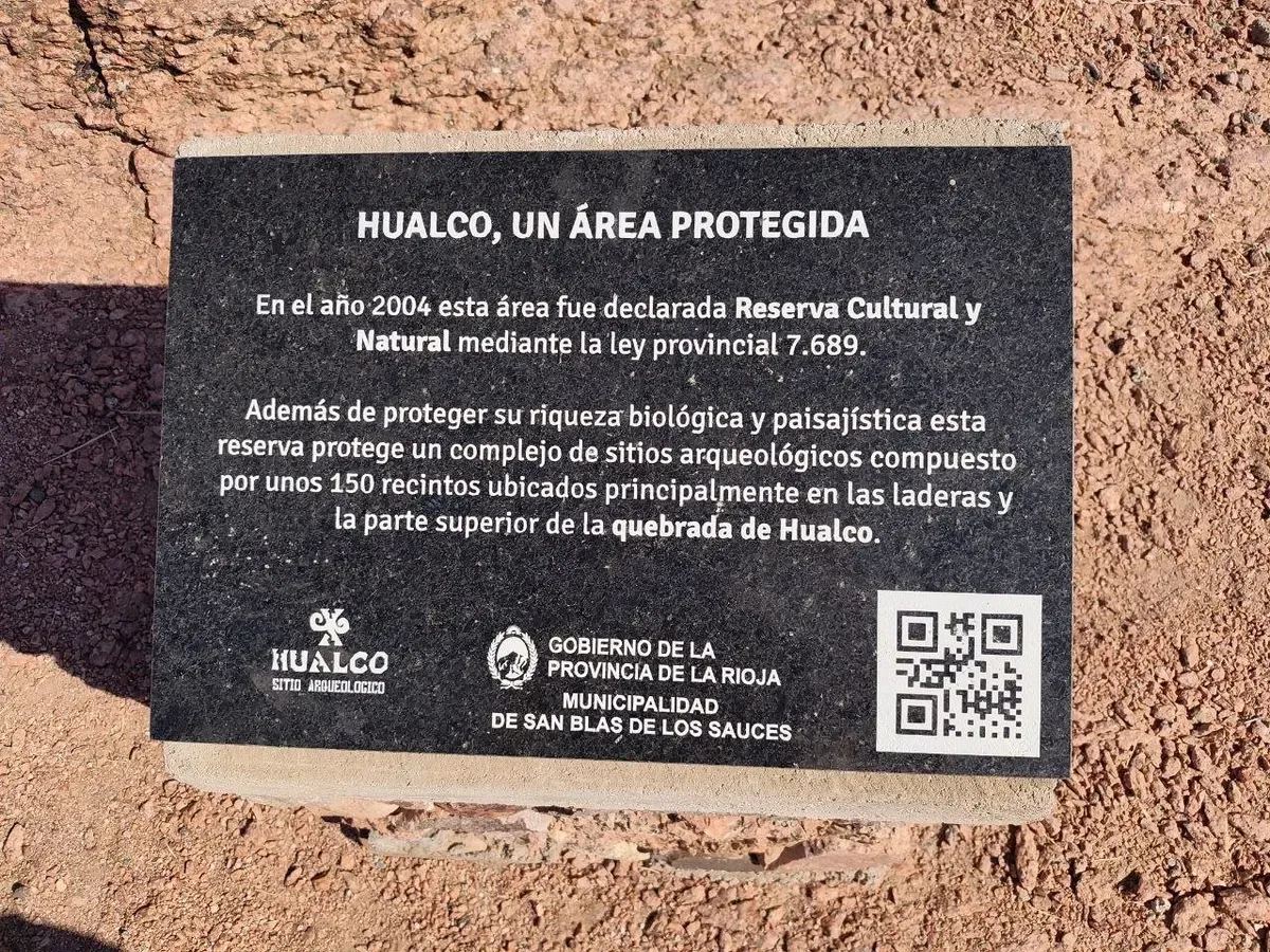 Cartel «Hualco, un área protegida» con la ley provincial 7.689 de 2004