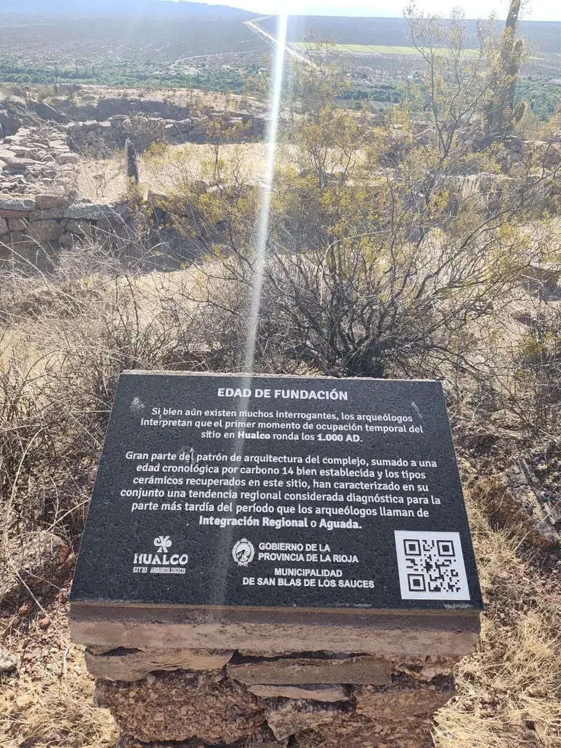 Cartel «Edad de fundación» de Hualco, con el texto sobre la ocupación hacia el año 1.000