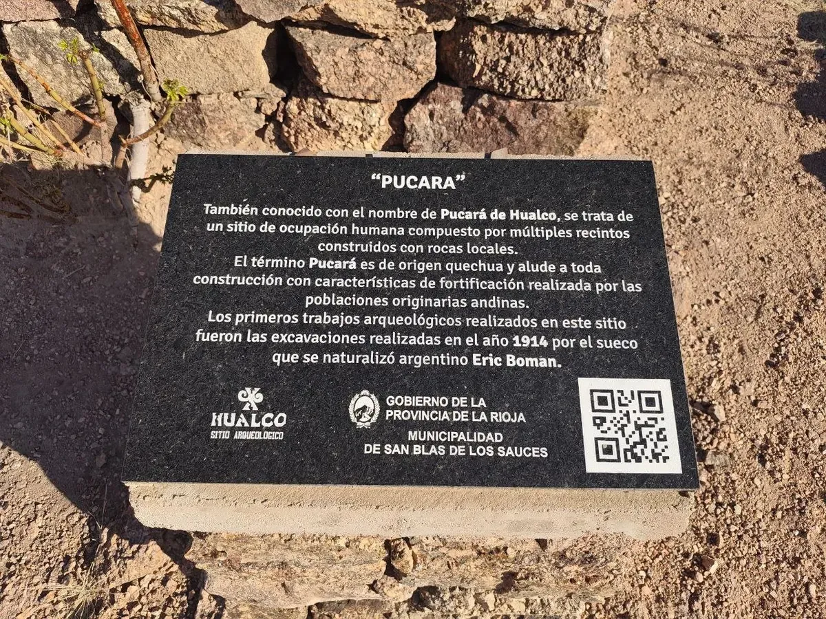 Cartel del Pucará de Hualco, con el texto sobre el origen de la palabra pucará y las primeras excavaciones