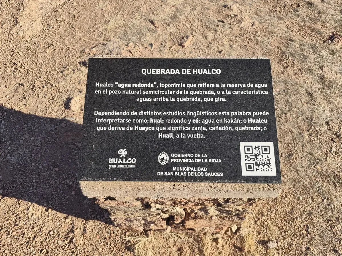 Cartel «Quebrada de Hualco» con la explicación del nombre: agua redonda