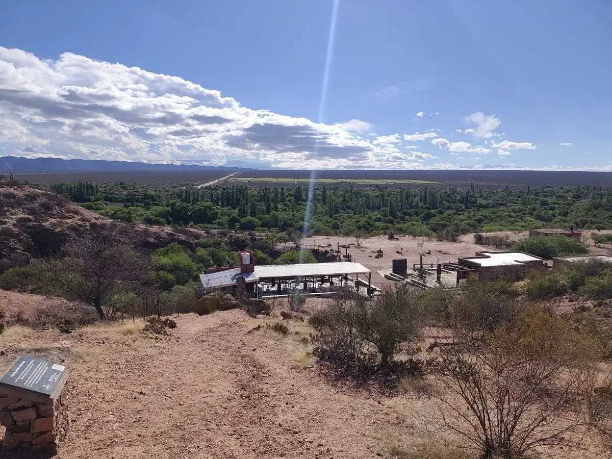 Centro de interpretación de Hualco visto desde la parte alta del sitio, con el valle verde al fondo