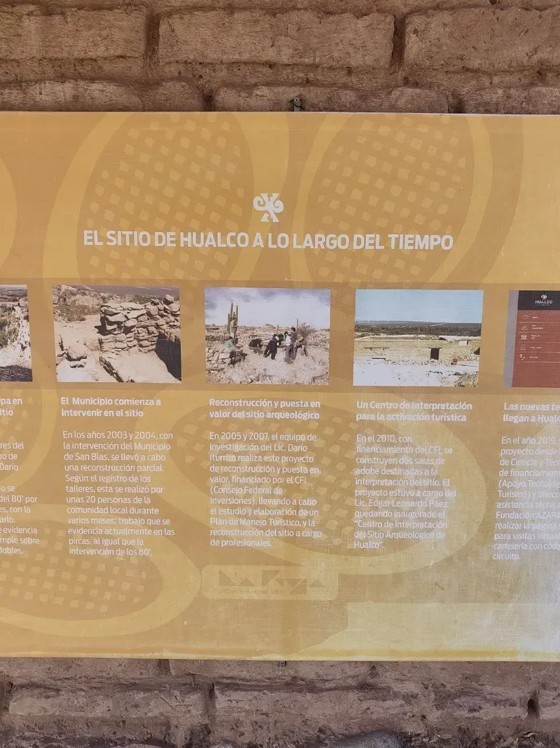 Panel «El sitio de Hualco a lo largo del tiempo» con fotos y fechas de las intervenciones