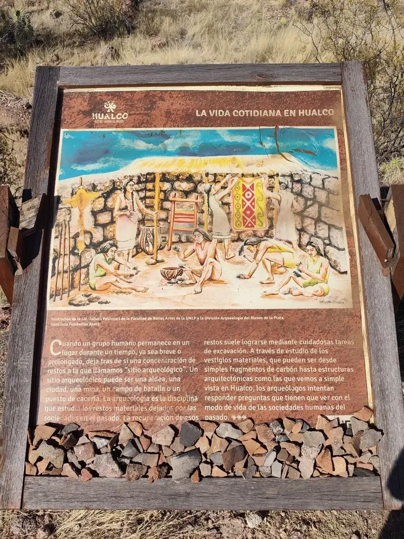 Panel «La vida cotidiana en Hualco» con una ilustración de personas moliendo, tejiendo y trabajando la cerámica