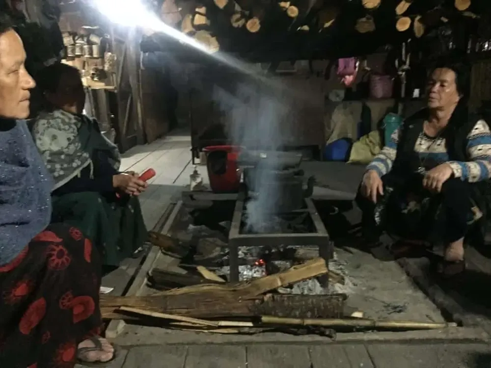 Preparando la cena con las mujeres de la tribu