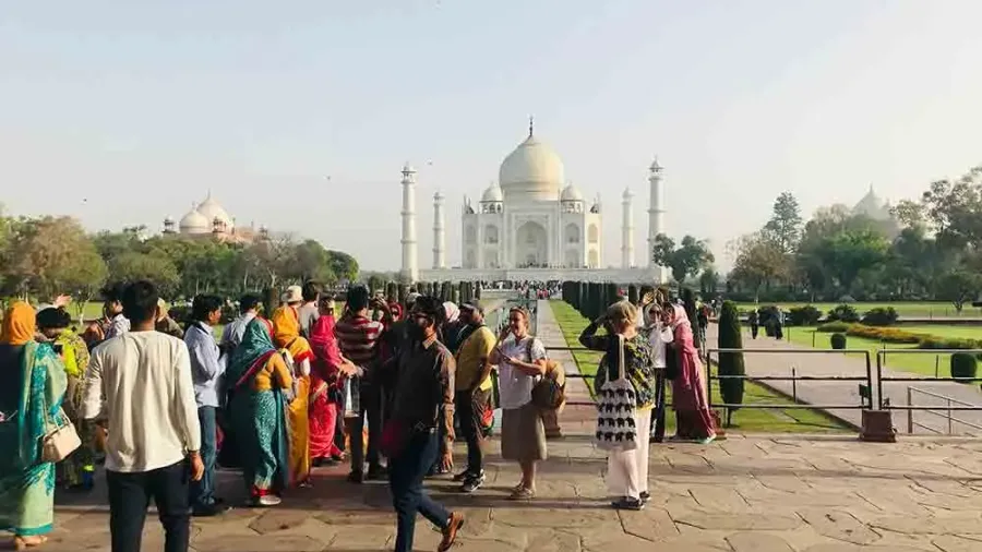 Turistas caminando frente al Taj Mahal