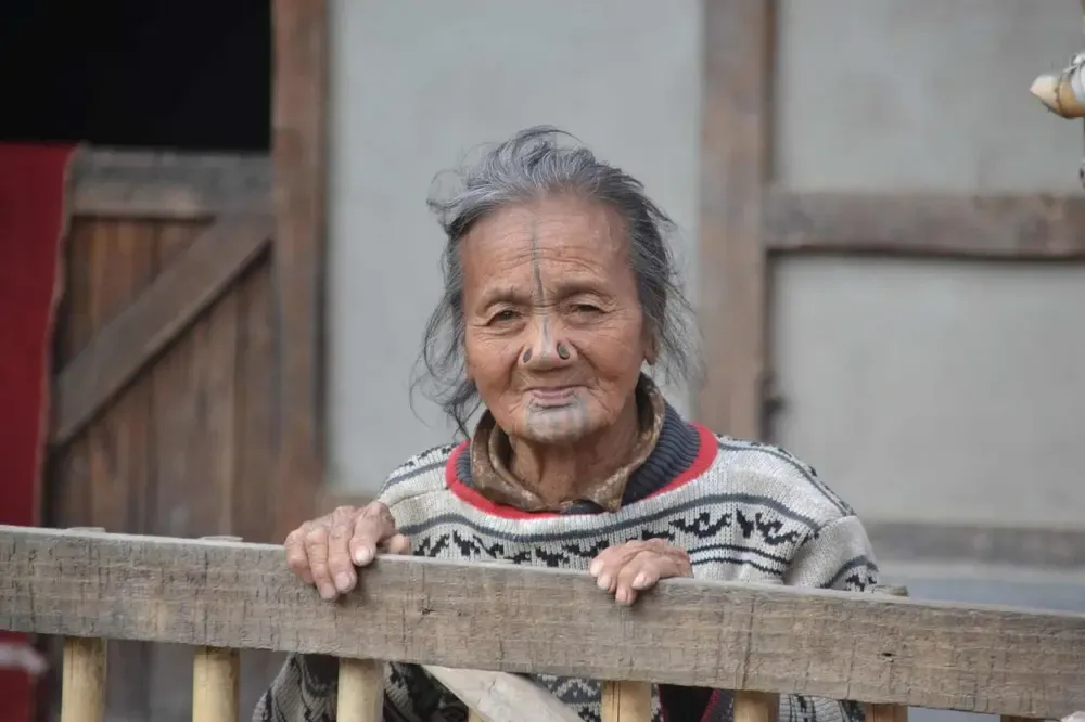 Mujer apatani, vecina de nuestra casa