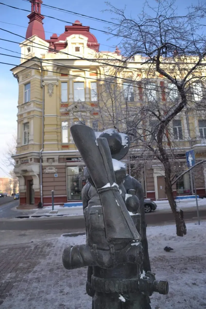 Estatua del viajero en Irkutsk