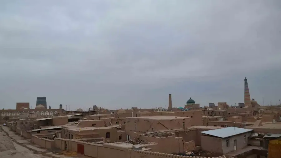 Vista de las murallas y los tejados de adobe de Khiva
