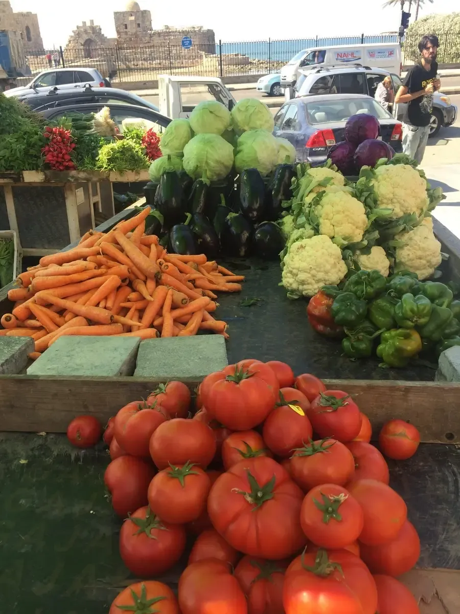 Puesto en el mercado con hortalizas y verduras