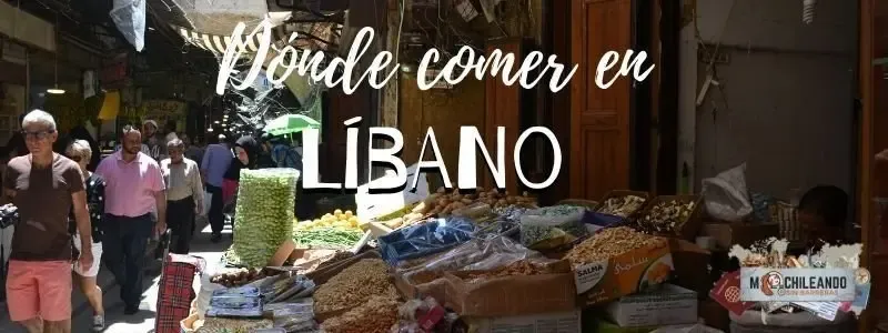 Puesto de frutos secos y especias en un mercado libanés, bajo el texto «Dónde comer en Líbano»