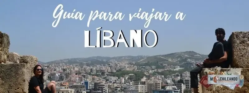 Vista de una ciudad libanesa entre colinas, bajo el texto «Guía para viajar a Líbano»