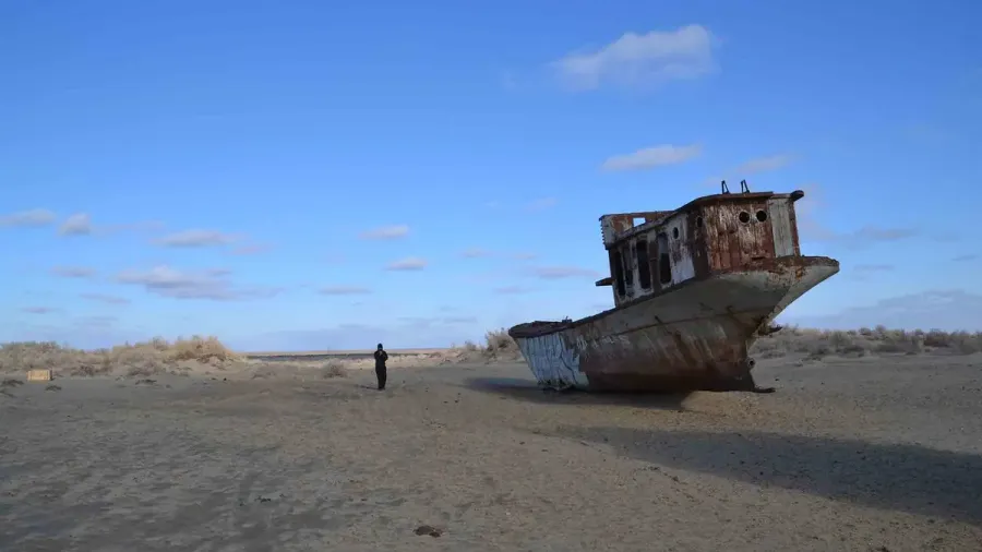 Barco oxidado varado en el desierto del antiguo mar Aral