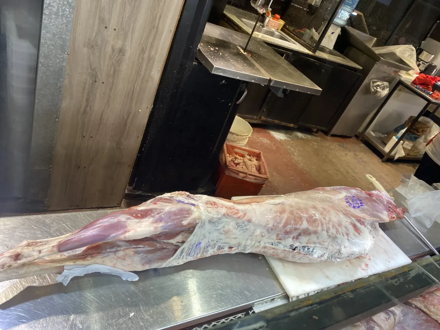 Chivito entero sobre el mostrador de una carnicería