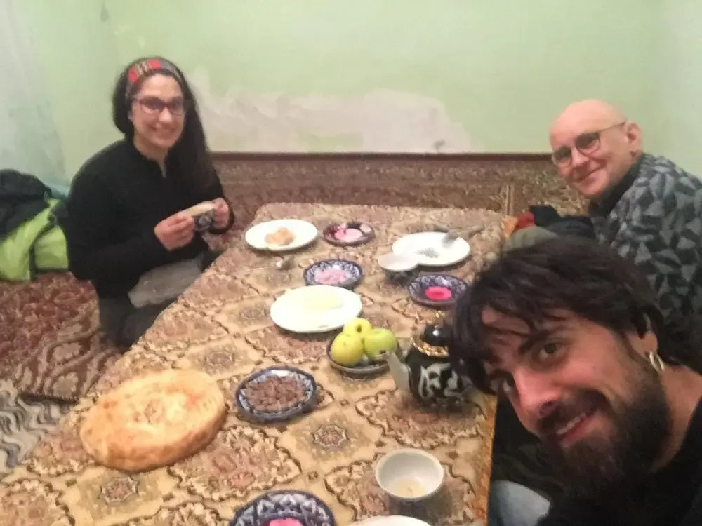 Cenando en casa de un local en Bujara