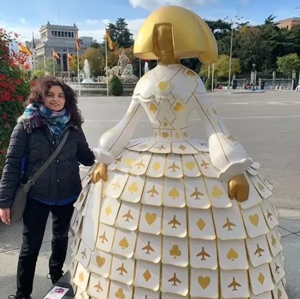 Con una de las meninas de Madrid y con la Cibeles al fondo, tras una estupenda visita a una persona en el Museo Reina Sofía