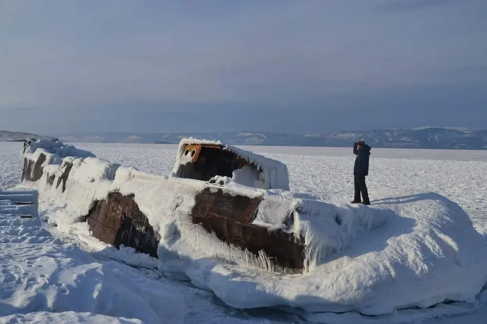 Barco abandonado helado Khuzhir