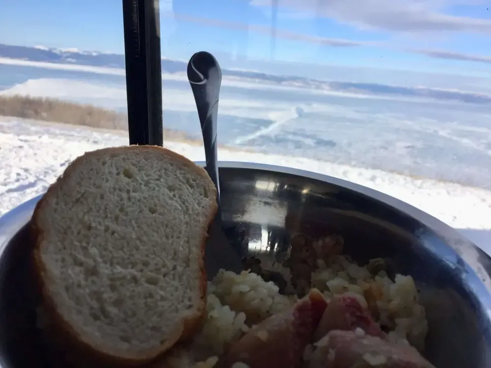 Comiendo con vistas al lago Baikal