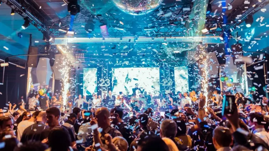 Multitud celebrando con confeti en una discoteca de Beirut