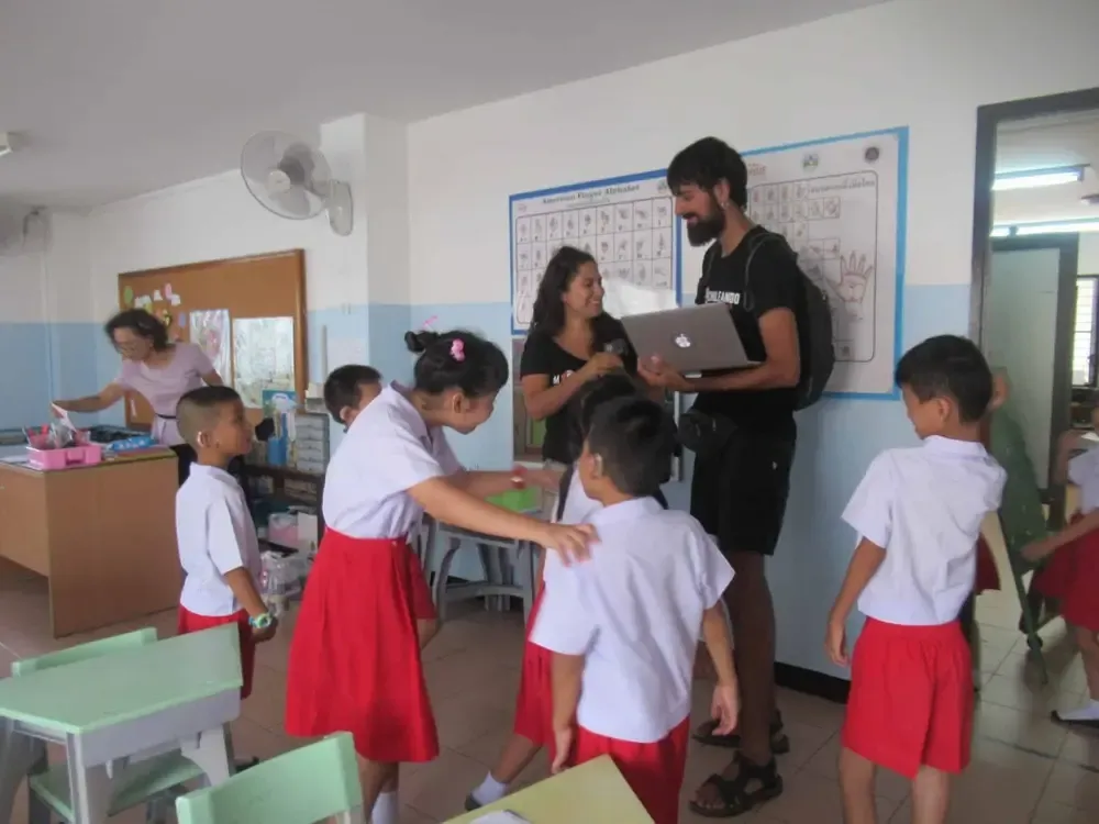 Los niños alucinando cuando le enseño mis audífonos