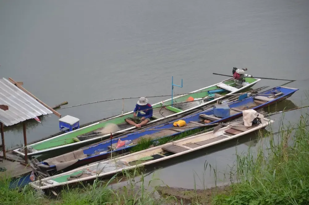 Pescadores en el lago de Chiang Khan