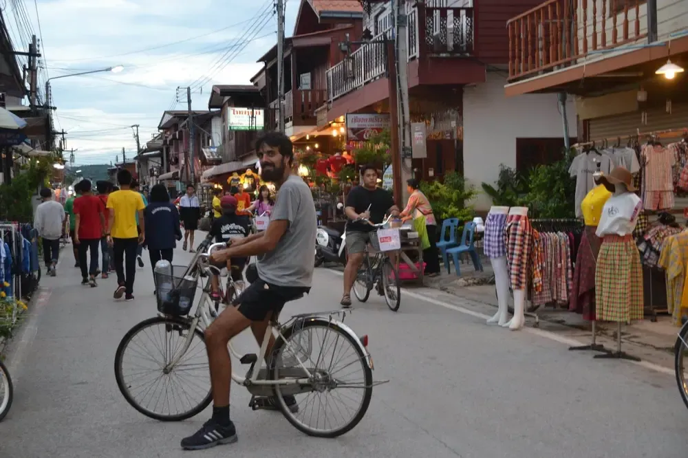 Las calles de Chiang Khan cobran vida al atardecer