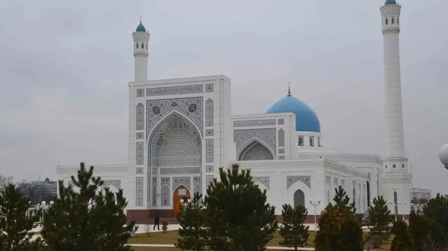 Mezquita blanca con minaretes y cúpulas azules en Tashkent
