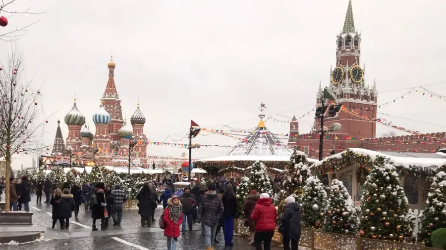 Plaza Roja de Moscú con mercadillo navideño y la torre del Kremlin al fondo