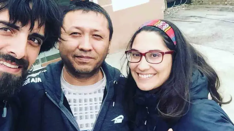 Dos viajeros haciéndose un selfie con un conductor uzbeko
