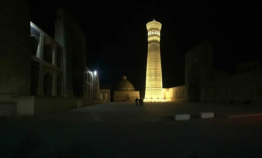Minarete Poi kalon iluminado de noche