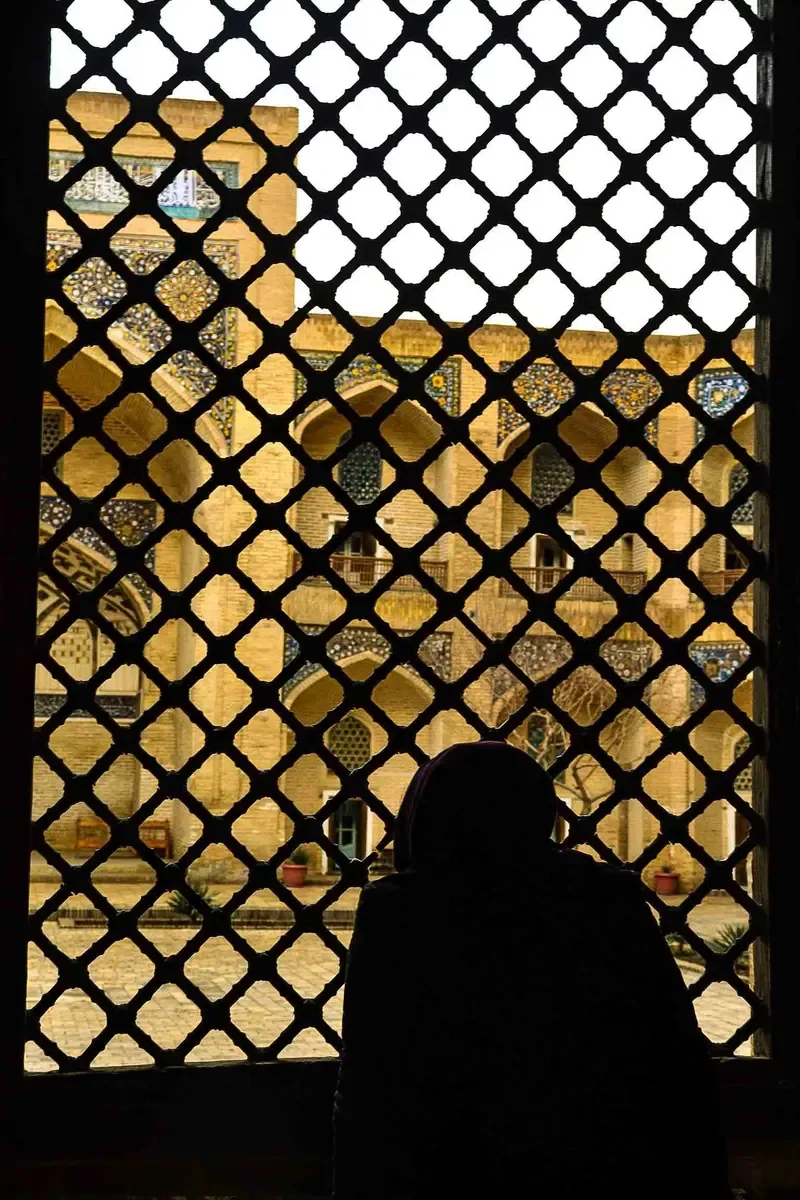 mujer rezando en el interior de la mezquita