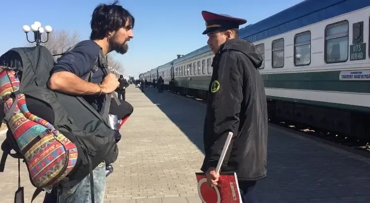 Hablando con el revisor en la estación de tren