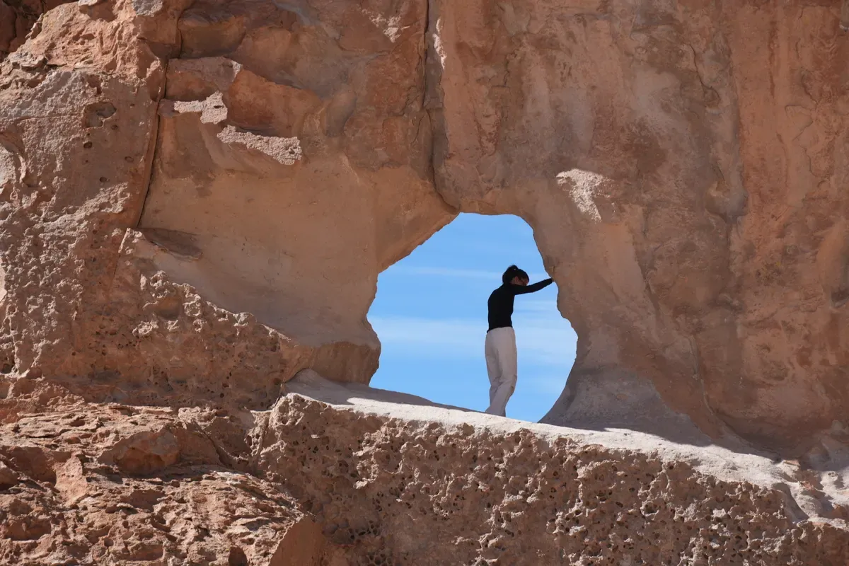 Formación de roca volcánica con un arco natural en el desierto del altiplano
