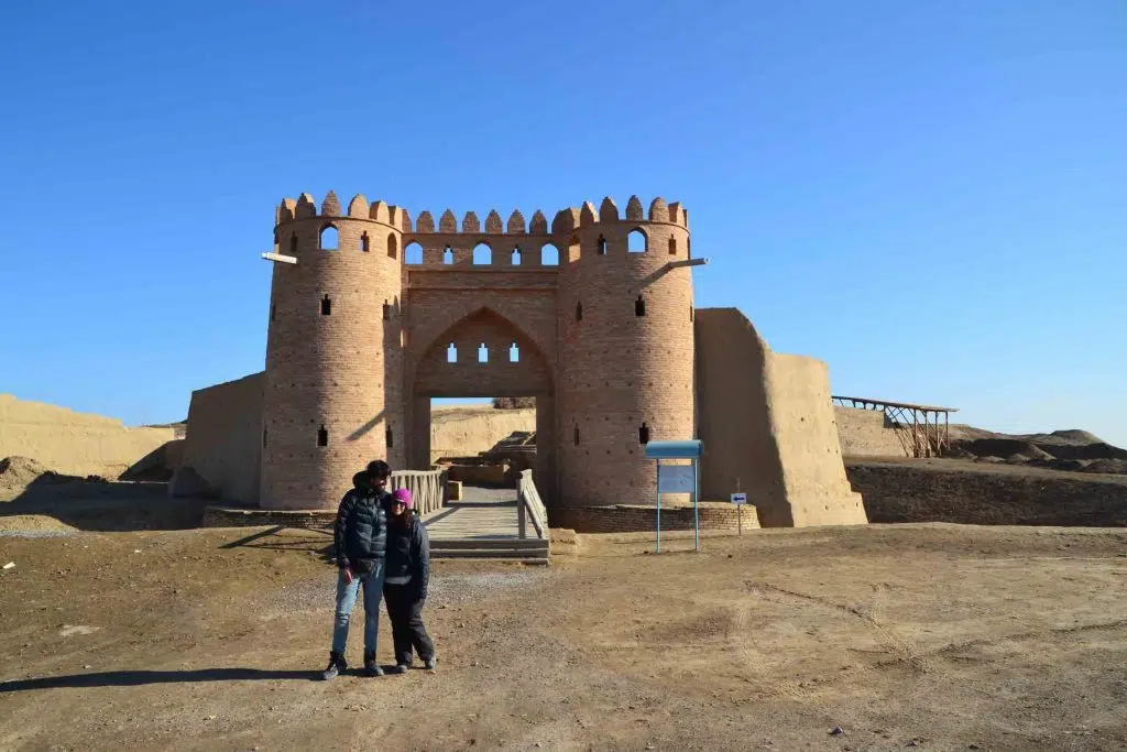 Puerta reconstruida de la ciudad de Otrar