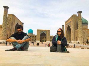 Cris y Sergi en plaza de Registan en samarcanda foto destacada