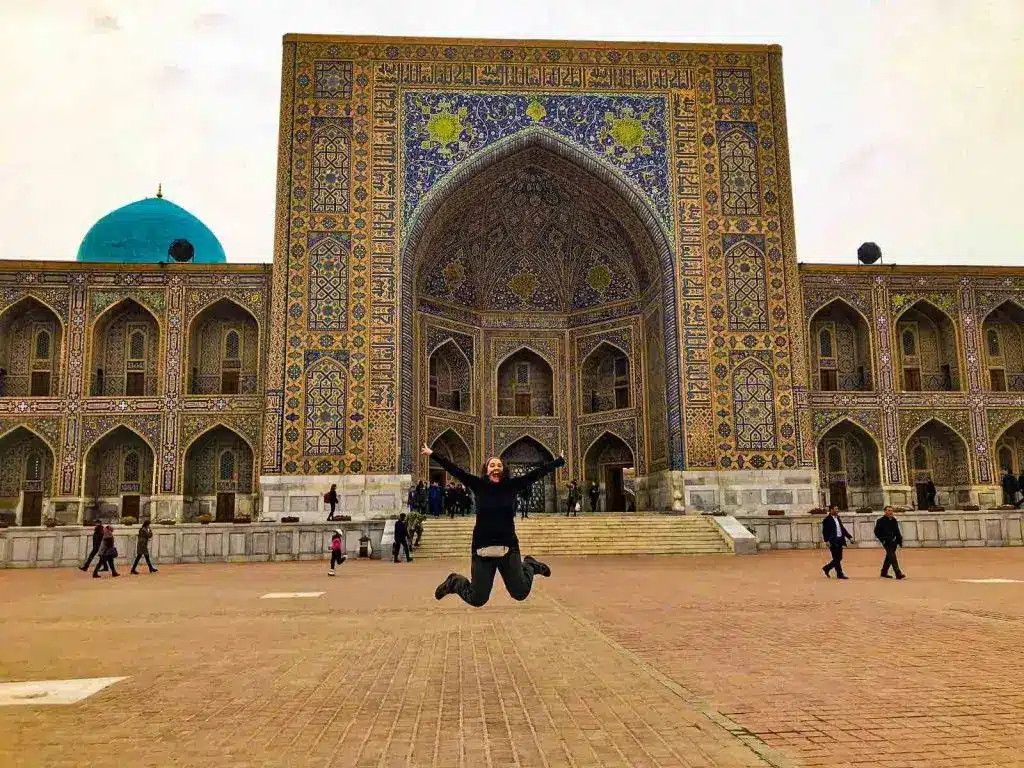 Cristina posando y disfrutando en la plaza de Registan en Samarcanda