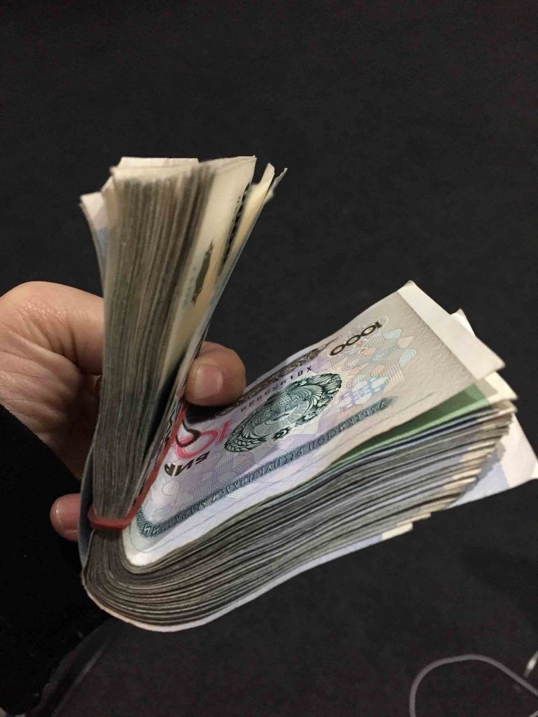 Dinero Uzbekistán