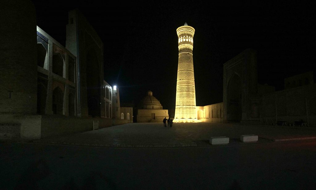 Minarete Poi kalon iluminado de noche