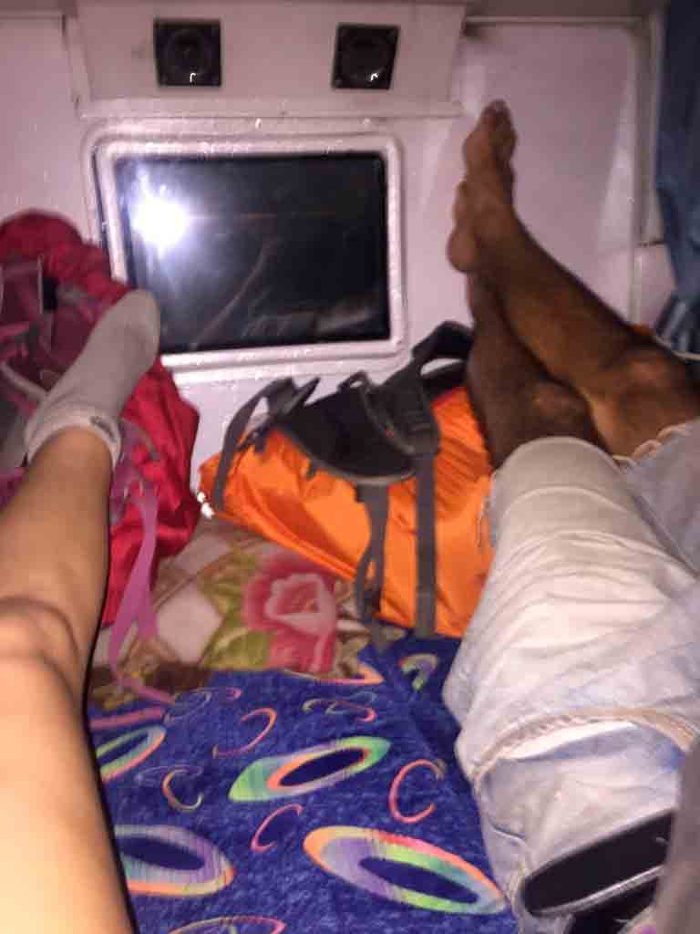 En el sleeping bus descansando