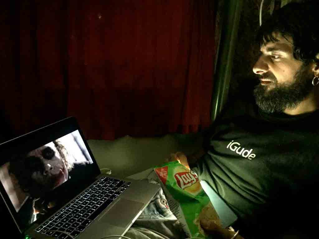Relajado en el autobús nocturno