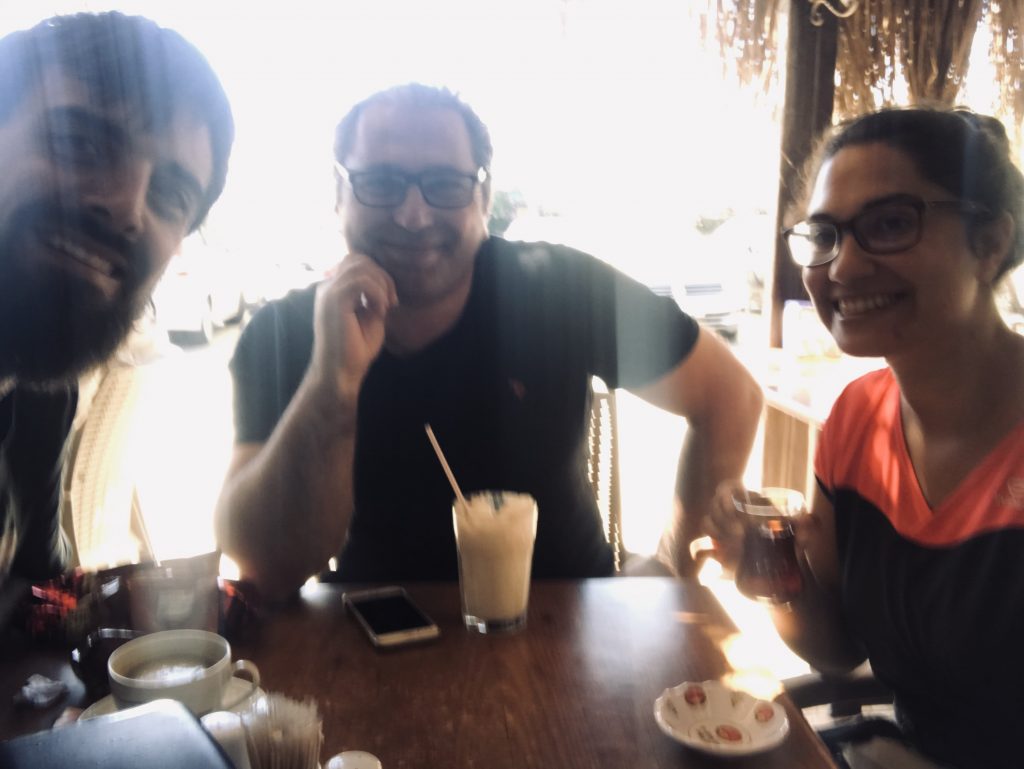 Compartiendo desayuno en Turquía con nuestro conductor de Autostop