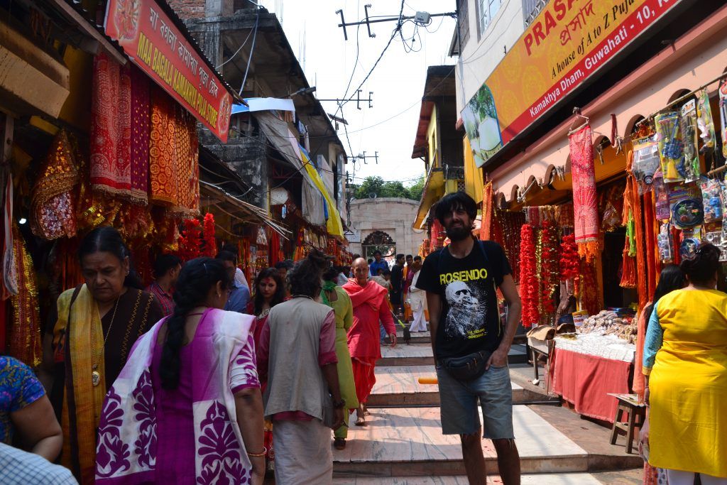 Calle de entrada al templo decorada para el Holi