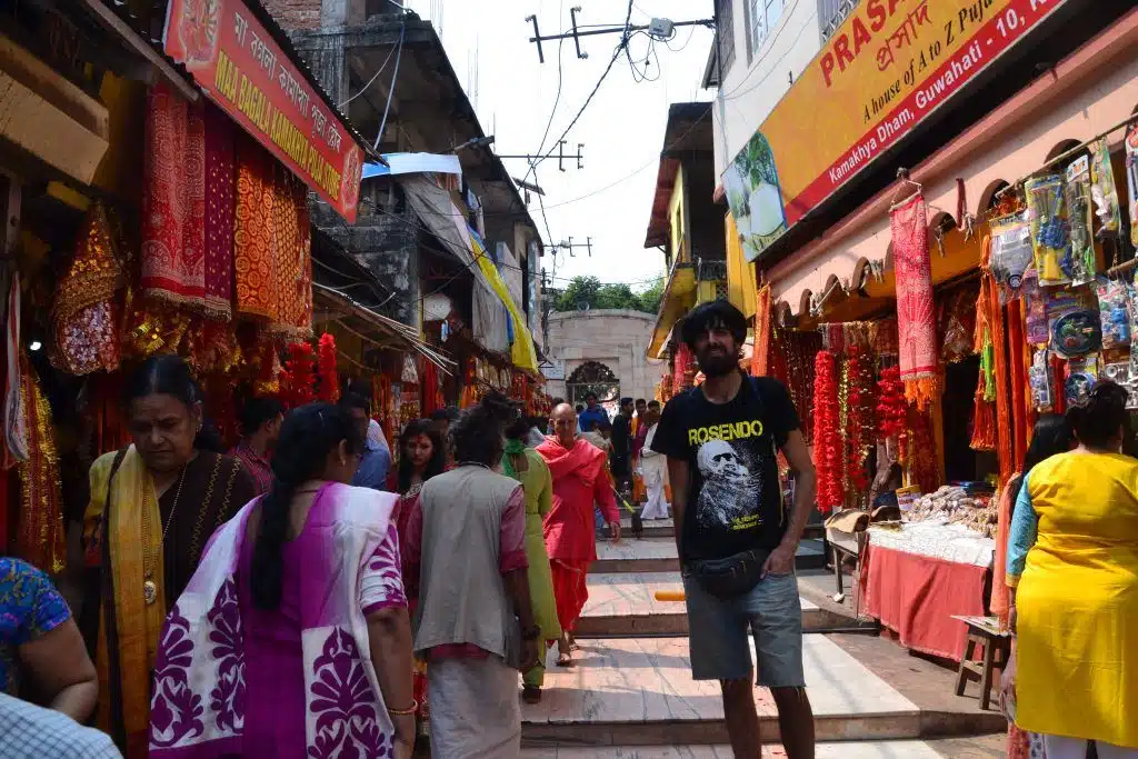 Calle de entrada al templo decorada para el Holi