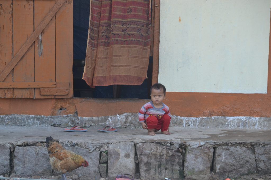 Niño de tribu khasi en Cherrapunji