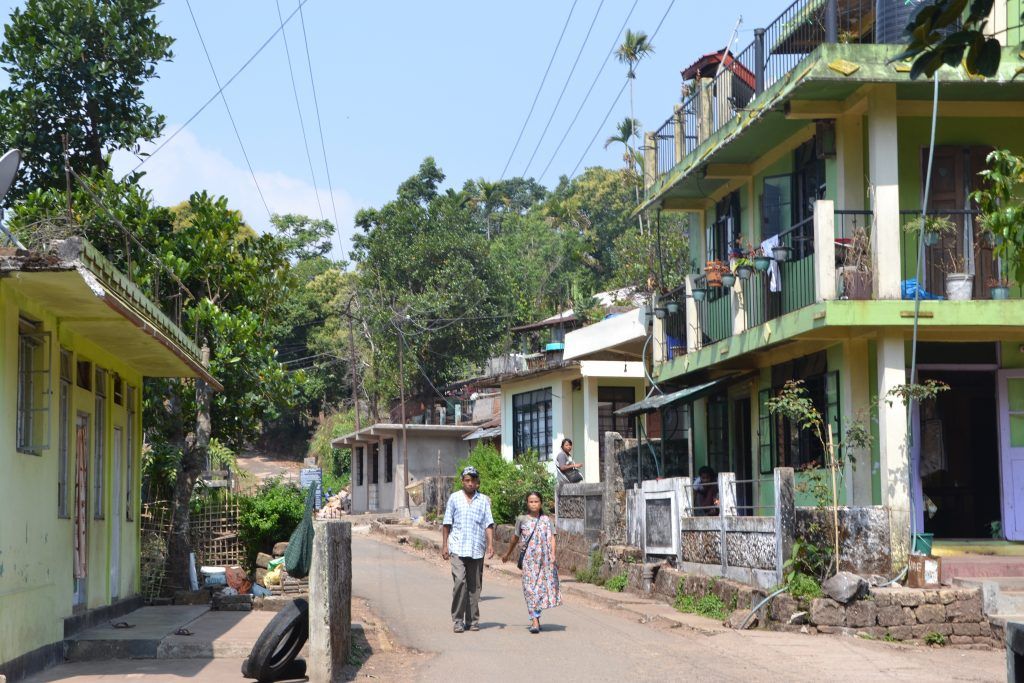 Pareja paseando por Tyrna, un precioso pueblo Khasi